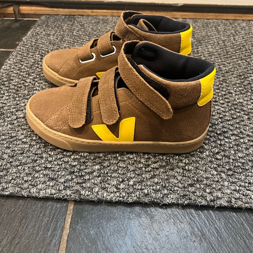 Kids Veja high tops size 3